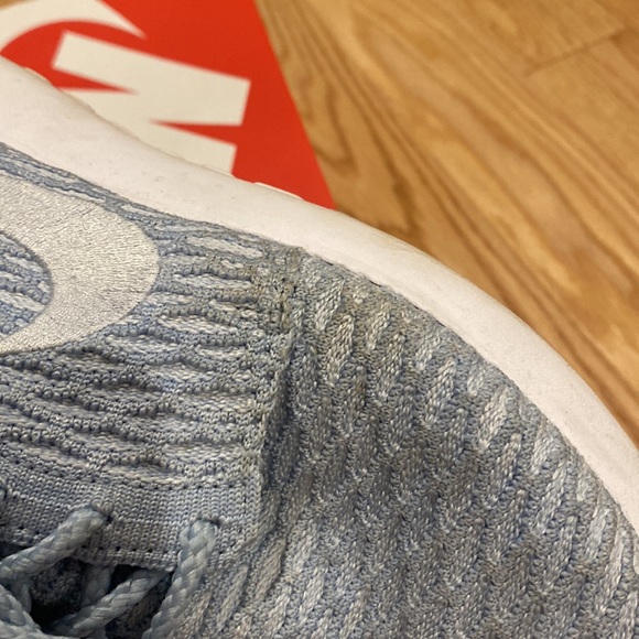 Nike Women’s Roshe One Flyknit - Picture 6 of 7